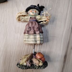 Charming Scarecrow Figurine - Multicolor